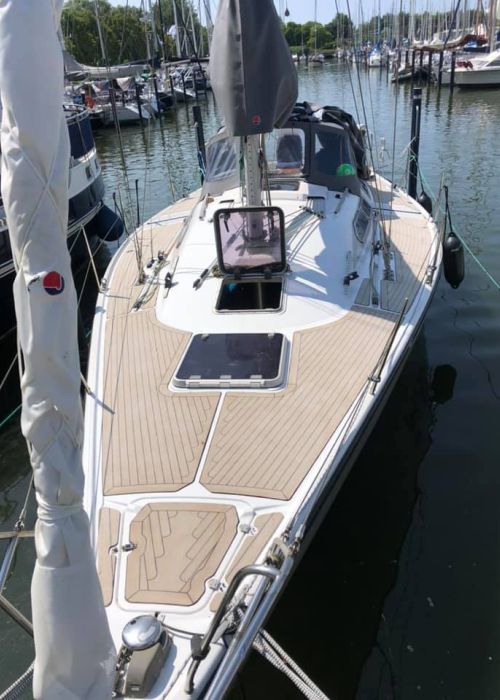 Ein 2K PUR-Bootsdeck sieht aus wie echtes Teakdeck